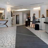 Discreet Hotel 